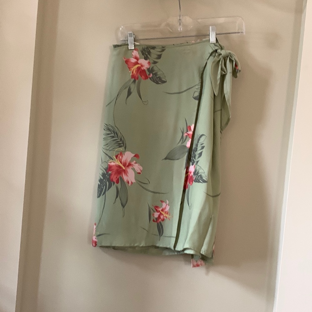 Tommy Bahama wrap around skirt , Small